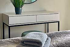 Schlafzimmer mit Doppelbett